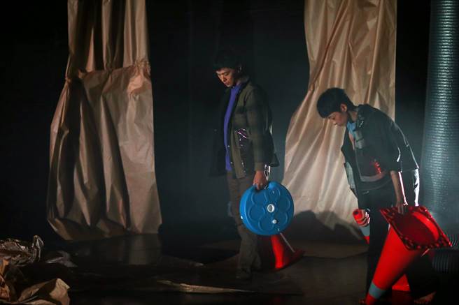 《在大道与广场之间遇到一头大象》，透过视障舞者、明眼舞者共创「非视觉舞蹈」，共同挑战若无法「看见」，舞蹈可以如何被感知与理解。（邓博仁摄）