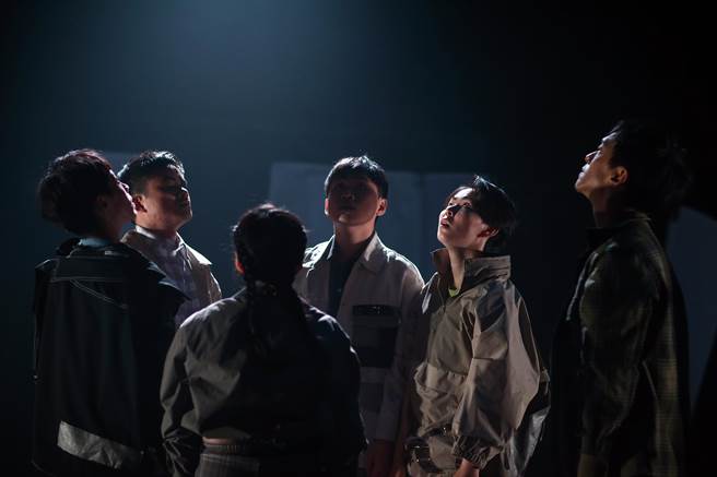 《在大道与广场之间遇到一头大象》，在视觉限制的条件下，六位舞者发展出别于以往的舞蹈工作方式，不仅大量仰赖语言，更需要诚实的展露彼此对事物的认知与感受。（邓博仁摄）