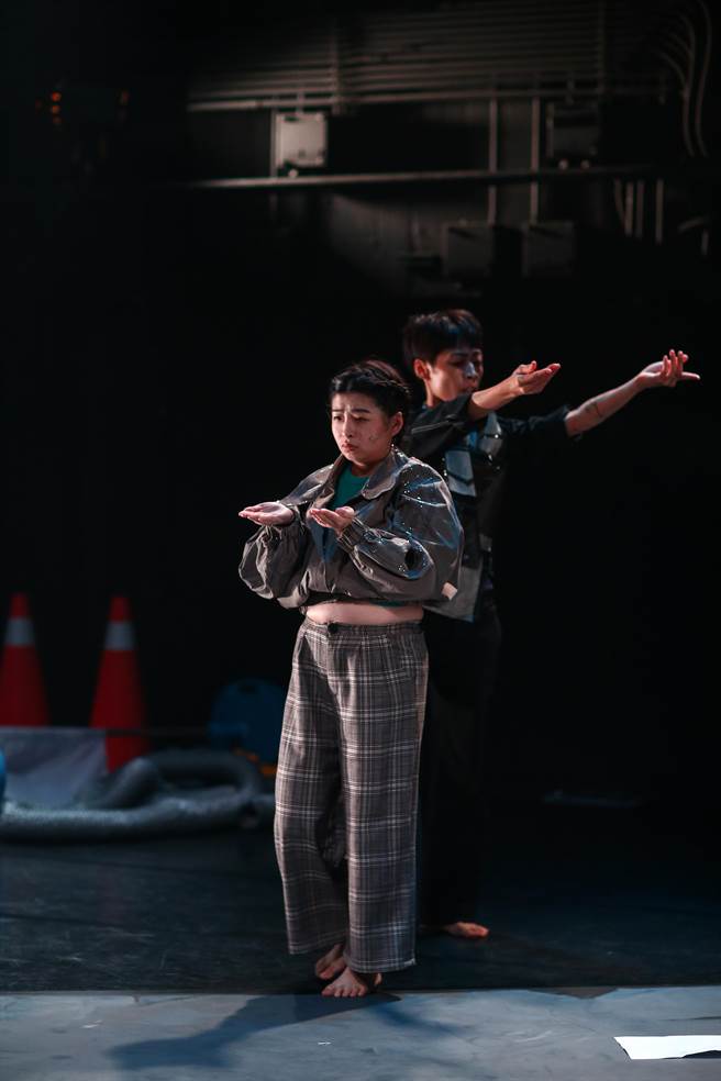 《在大道与广场之间遇到一头大象》，透过视障舞者、明眼舞者共创「非视觉舞蹈」，共同挑战若无法「看见」，舞蹈可以如何被感知与理解。（邓博仁摄）