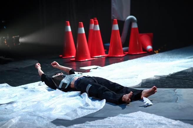 舞作名称中的广场与大道，即指中正纪念堂自由广场与凯达格兰大道，是台湾歷史上许多抗争与社会运动的发生地，呼应「盲人摸象」的比喻。（邓博仁摄）