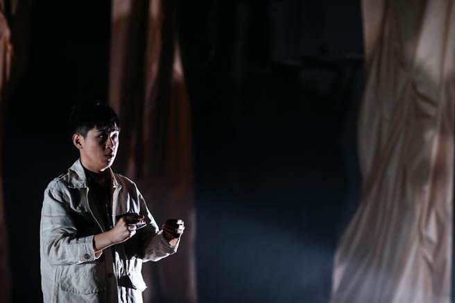 舞作名称中的广场与大道，即指中正纪念堂自由广场与凯达格兰大道，是台湾歷史上许多抗争与社会运动的发生地，呼应「盲人摸象」的比喻。（邓博仁摄）