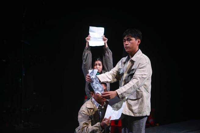 舞作其中一段由视障舞者分享去年大陆「白纸运动」，从视障者使用的报读系统中他所获得的资讯只有「方框、方框、方框」，资讯的传递在大陆的社群上被遮蔽阻挡。（邓博仁摄）