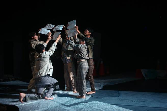 舞作其中一段由视障舞者分享去年大陆「白纸运动」，从视障者使用的报读系统中他所获得的资讯只有「方框、方框、方框」，资讯的传递在大陆的社群上被遮蔽阻挡。（邓博仁摄）