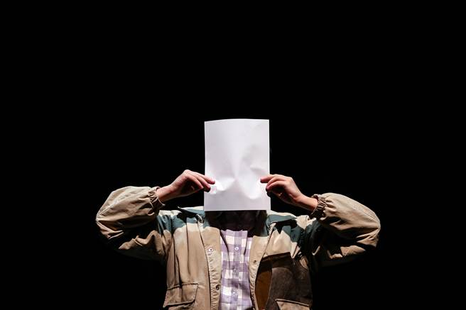 舞作其中一段由视障舞者分享去年大陆「白纸运动」，从视障者使用的报读系统中他所获得的资讯只有「方框、方框、方框」，资讯的传递在大陆的社群上被遮蔽阻挡。（邓博仁摄）