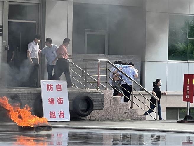 桃园市消防局第三大队16日于芦竹区同致电子股份有限公司办理灾害防救演习。（消防提供）