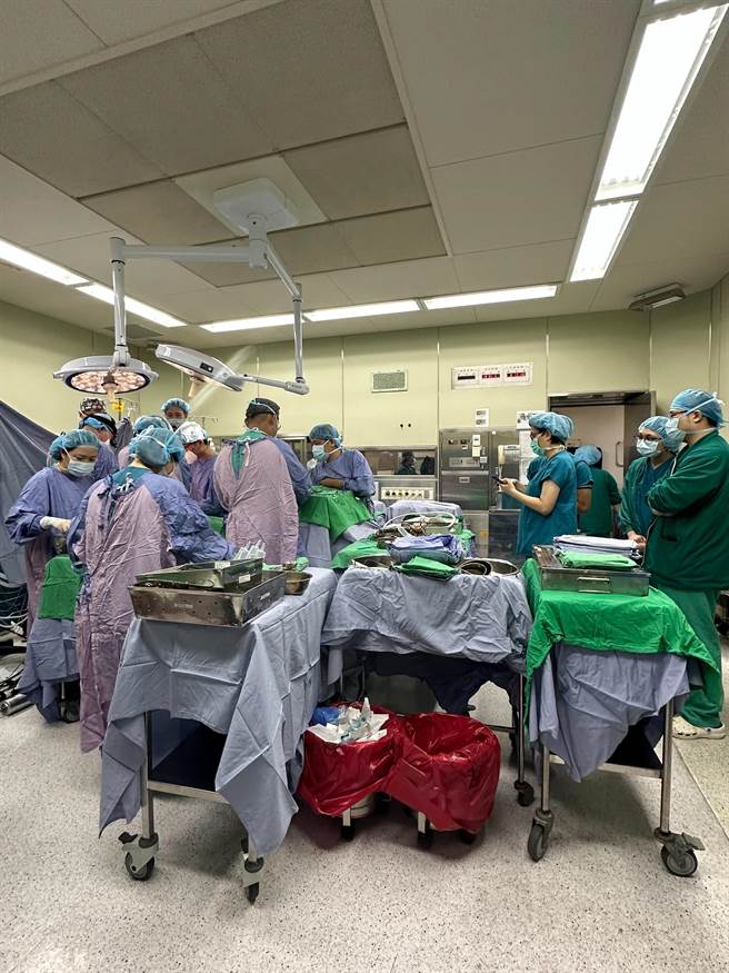 双和医院一名捐赠者遗爱人间，捐出心臟、肺臟、肝臟、小肠及两个肾臟，共7名受赠者获得重生。（双和医院提供）