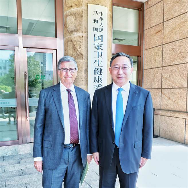 曹雪涛16日上午在京会见比尔盖兹。(图取自中国国家卫健委)