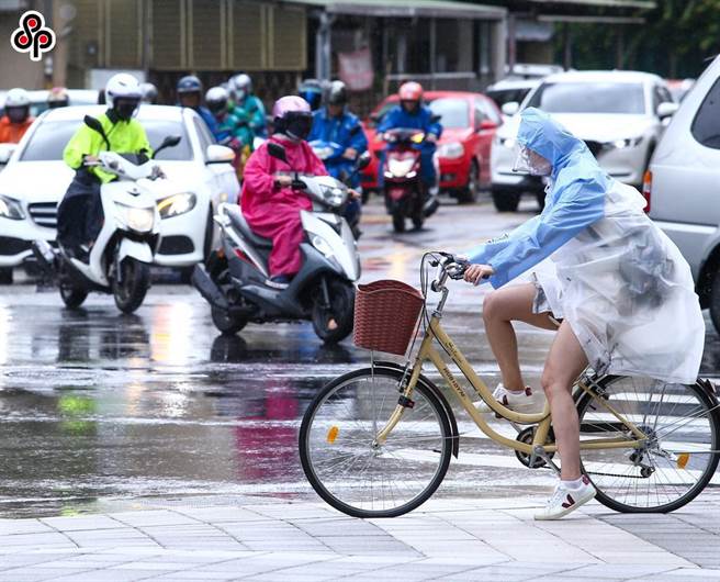 中央气象局预报指出，今天滞留锋面及西南风影响，天气不稳定，午后雷阵雨在北部地区发展旺盛，雨势明显，局部时雨量有来到50、60毫米左右，晚上中南部降雨机率高。（报系资料照）