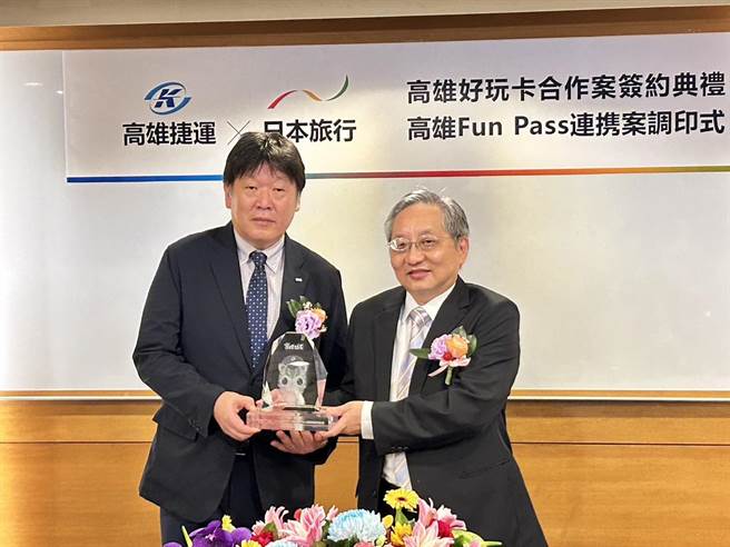 高雄捷运公司董事长杨岳崑（右）与日本旅行株式会社董事秋山秀之（左）签订「高雄好玩卡」日本代售合作。（崔正纲摄）