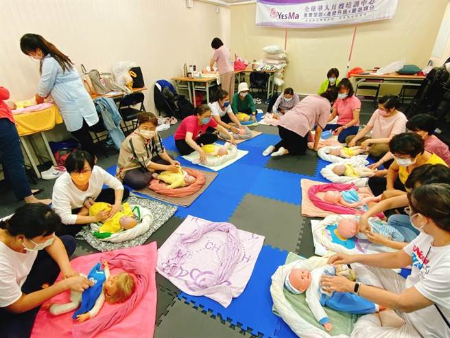 後疫情時代來臨，不少婦女重回職場，尋找轉職機會，而具備時間彈性的月嫂成為了搶手的行業。（YesMa月嫂平台提供）