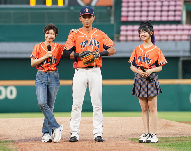 统一狮邀请「俗女养成记」的饰演陈嘉玲儿童时期的吴以涵（右）及饰演陈嘉琳妈妈的于子育（左）担任开球嘉宾，接球捕手特别安排「统一狮蔡永森」的陈重廷（中）担任。（统一狮提供）