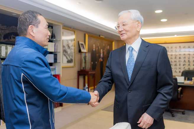 国民党总统参选人、新北市长侯友宜(左)16日下午前往拜会前副统连战(右)、国民党副主席连胜文父子。(侯友宜脸书)
