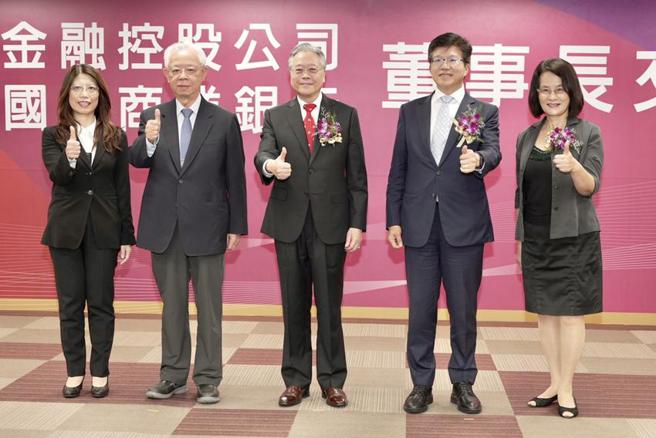 兆丰金控暨兆丰银行董事长雷仲达今(16)日正式上任，兆丰金控总经理萧玉美(左一)、兆丰银行总经理胡光华(右二)、前中央银行总裁彭淮南(左二)与兆丰金控独立董事吴瑛(右一)等贵宾蒞临观礼。（图／兆丰金控提供）
