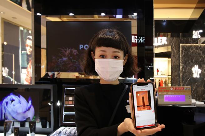 熟客系统让2万5000多名专柜人员，可以将商品讯息发送给顾客。（新光三越提供）