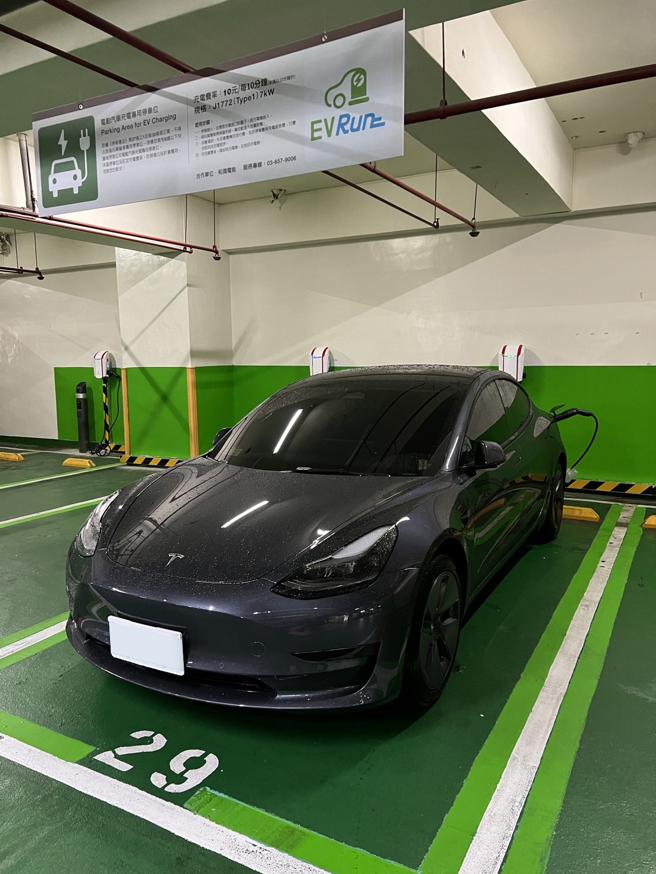 绿色停车场：积极推动电动车充电装置的建置，现已建置100个充电桩。（新光三越提供）