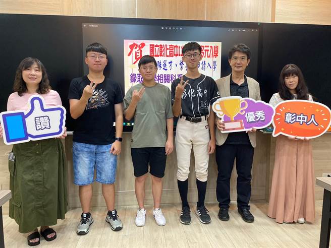 彰化高中高三学生李宗锡（左二）、谢翊平（左三）及许程安（右三）都考上梦想的医学系。（孙英哲摄）