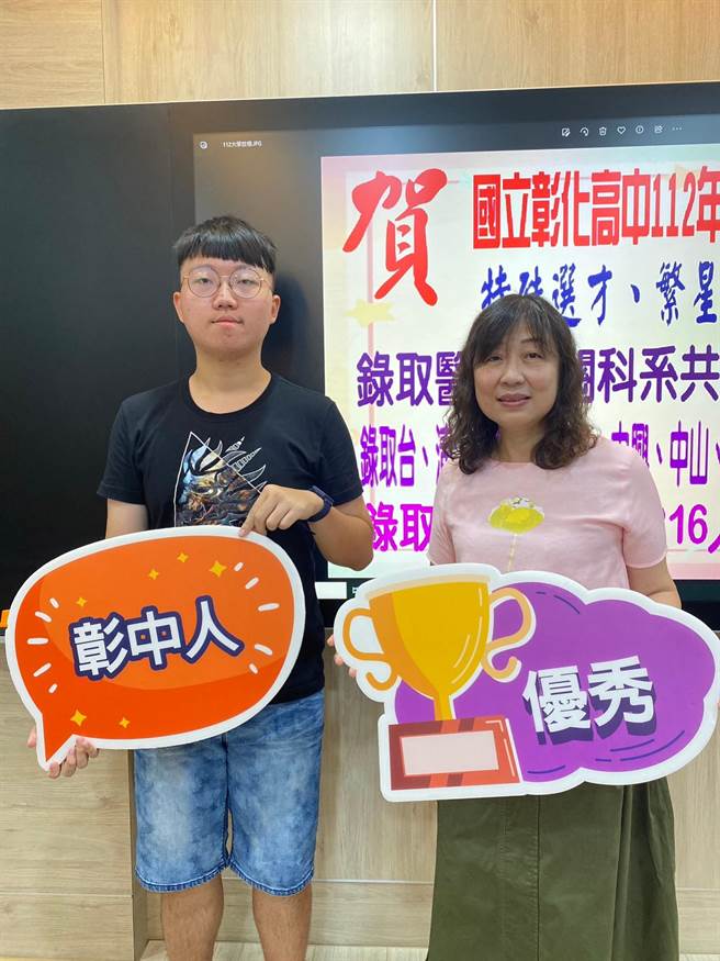 李宗锡（左）顺利考上医学系，身旁的导师也感到与有荣焉。（孙英哲摄）