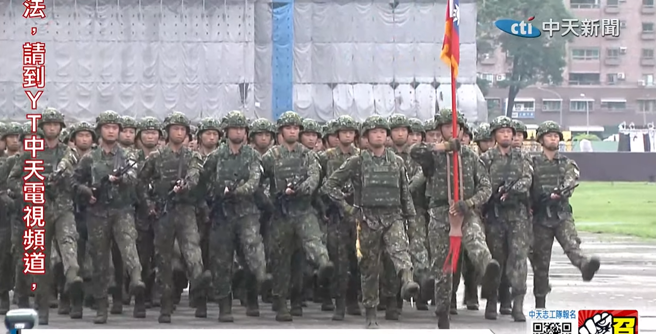 國軍劈槍後端槍動作。（圖 / 擷取自中天直播）