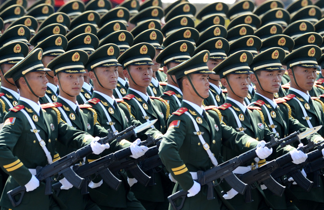 大陸武警的劈槍後端槍動作。（圖 / 新華社）