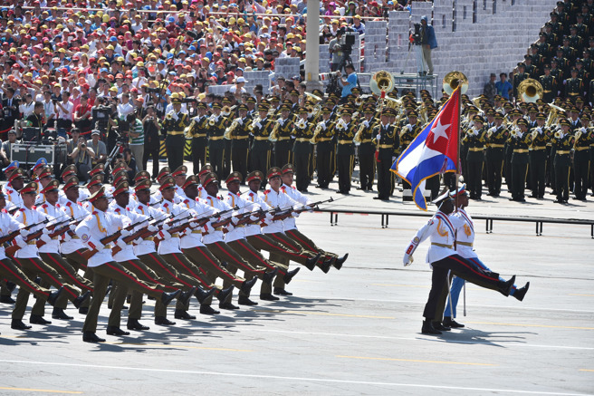 古巴軍隊的劈槍後端槍動作。（圖 / 新華社）