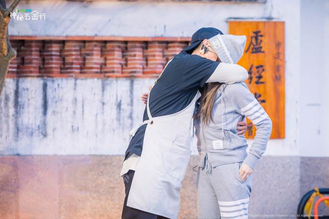 王阳明（左）看到太太蔡诗芸来探班，立刻来个爱的抱抱。（卫视中文台提供）