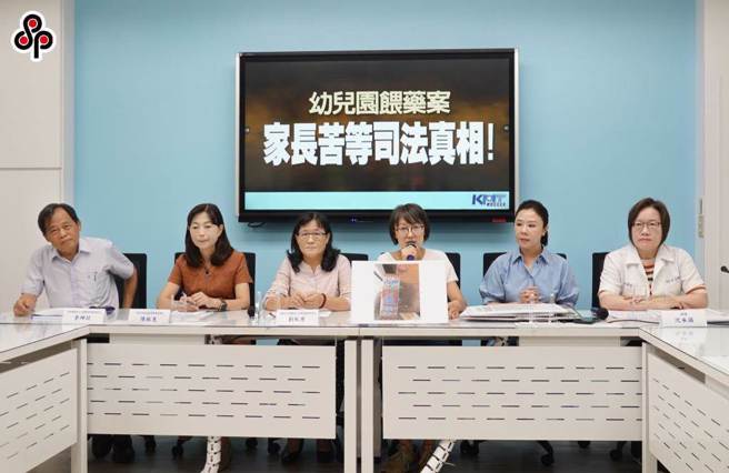 國民黨團15日邀集幼教團體及藥師代表召開記者會，指出餵藥案已造成教保員、藥劑師士氣低落，家長與幼教老師間也產生不信任感，故籲請司法盡速查明真相，還給相關人士清白。（資料照，姚志平攝）
