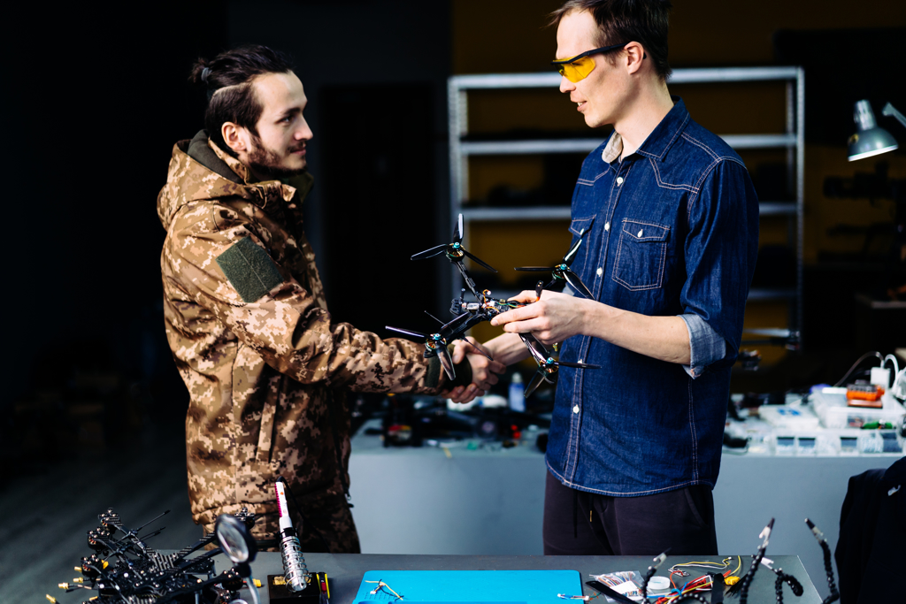 烏俄雙方近幾個月來都有投入使用穿越機（FPV），這些無人機並非軍用產品，而是以廉價的穿越機所改裝而車。（示意圖 Shutter Stock）