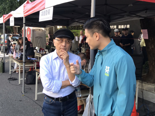 吴乃德（左）被指控13年前对女大学生性骚，但已道歉。 （资料照片）