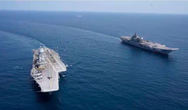印度海军「超日王」号（INS Vikramaditya）和「维克兰特」号（INS Vikrant）航母同框的画面。（印度海军）