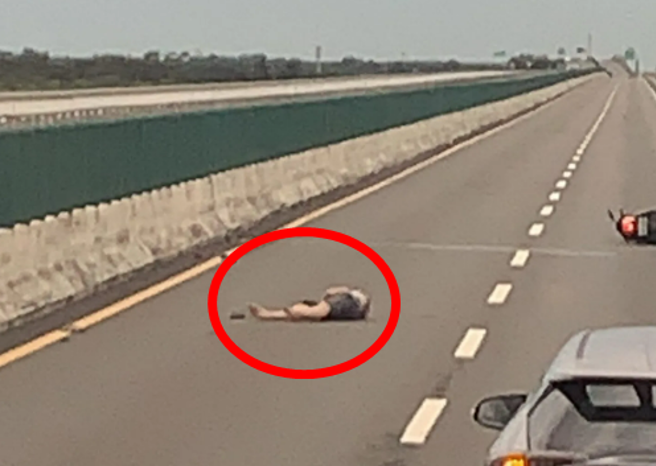 一辆机车昨（16）下午误闯台61线西滨桥上发生自撞，人车分离倒在车道上，后方目击者见状后临停路中，拍下惊悚一幕。（翻摄自脸书「爆料公社」）