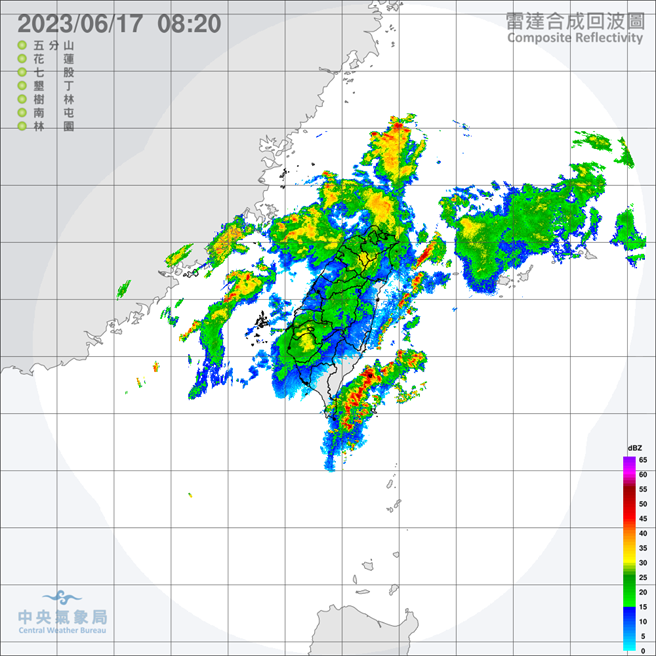 中央氣象局預報指出，今天（17日）滯留鋒面移動到北部海面，臺灣附近吹南至西南風，仍有水氣影響，中南部降雨機率高，不定時有陣雨或雷雨出現，而其他地方降雨空檔長，大多為多雲、偶爾有短暫陣雨的天氣，不過建議白天較長時間外出還是要攜帶雨具備用，隨著鋒面遠離，水氣逐漸減少，晚起各地降雨變得更為零星，而這波鋒面的影響也告一段落。（翻攝自中央氣象局／林良齊台北傳真）