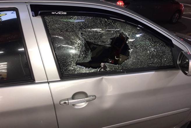 高雄市16日晚间发生一起行车纠纷，27岁洪姓男子因不爽后方变换车道的21岁余姓男子按喇叭，用右手一拳击破余男右侧车窗。（高市三民二分局提供／杨舒婷高雄传真）