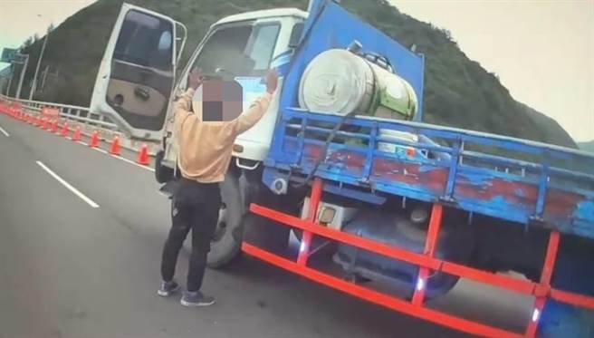 台东关山、金崙警方联手，在台9线金崙大桥南端围捕2名窃车嫌犯。（台东县警局提供／萧嘉蕙台东传真）