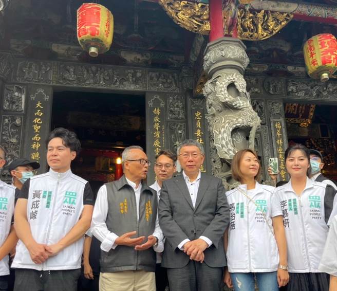 台湾民眾党党主席柯文哲（中）今赴桃园展开4场「好想见你」的参访活动，整天都在桃园跑透透。（陈梦茹摄）