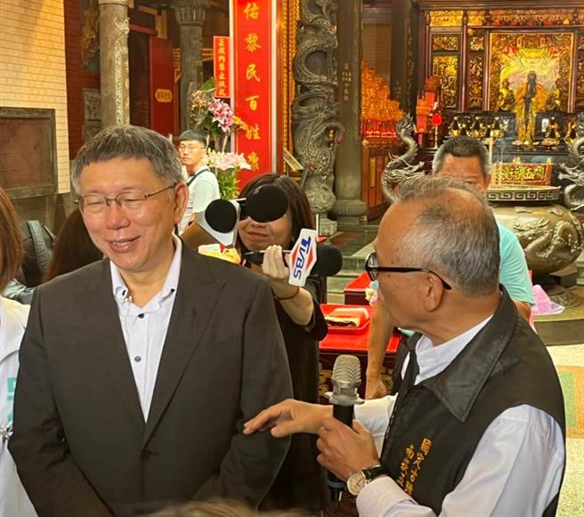 五福宫主委陈宗贤（右）直呼，选举无论是谁当选，台湾最需要改变，希望柯文哲能「良医救国」。（陈梦茹摄）