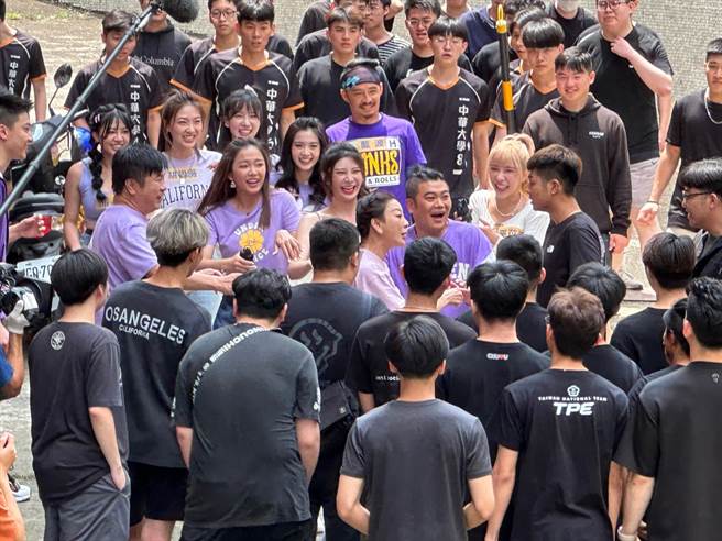 楊繡惠（中）等人錄影遭大批黑衣人包圍。（民視提供）