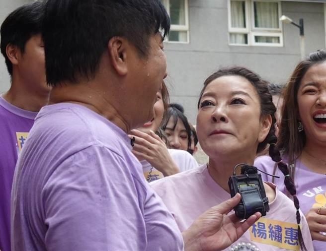 楊繡惠（右）得知被整，怒瞪笑開懷的胡瓜。（民視提供）