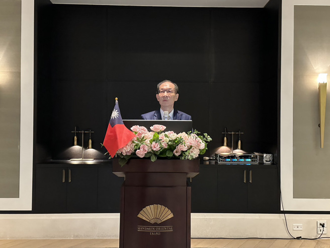 张晁烽表示，今天将会正式发表参选宣言，并开展竞选活动。他希望能够获得选民的支持，以实现他对中华民国和平的美好未来愿景。(戴志扬翻摄)