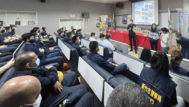 新竹市警局第三分局17日在华夏玻璃公司召集数百名外籍移工，特别透过多国语言，讲述提醒不要因一时出卖存折而沦为诈骗集团的帮助犯。（新竹市警局提供／王惠慧新竹传真）