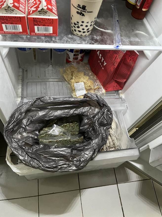 警方于冰箱内发现12包乾燥大麻。（翻摄照片／高雄洪靖宜传真）
