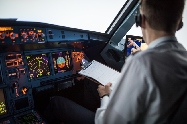 厄瓜多一名飞行员进行飞行训练，未料一只巨鹰撞了过来卡在驾驶舱，飞行员当下依旧保持镇定完成任务。(示意图/达志影像)