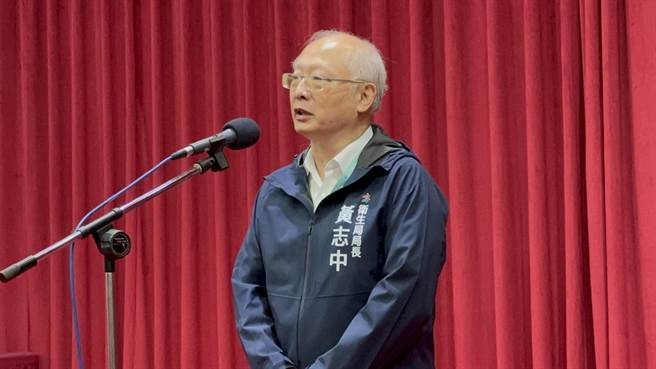 高市卫生局长黄志中今在议会受访时表示，昨天下午5时许接到反映后，教育局跟卫生局分3组到2个学校及团膳工厂稽查，学校部分稽查没有问题，今早7时许进去工厂稽查，初步了解有菜渣、环境不周等情形，将再进一步调查，最严重将撤照。（柯宗纬摄）