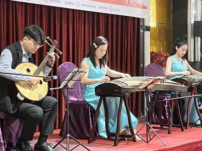 桃園閩南文化發展論壇開幕式展演邀請到東風箏樂團演出鄧雨賢的《四月望雨》，由東風箏樂團團長劉佳雯（中）率團演出。（東風箏樂團提供／陳夢茹桃園傳真）