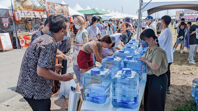 奉茶行動於2022浪人祭戶外活動設立奉茶站，獲民眾讚賞兼具環保與便利性。（奉茶行動/提供）