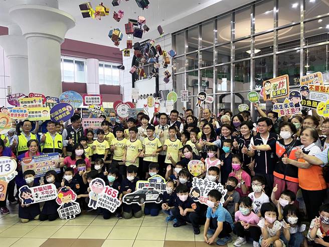 台南市政府今年與剛榮獲標竿社區的文南社區共同辦理舉辦「社區治安研習觀摩活動」，提供各社區相互學習與交流的平台。（洪榮志攝）