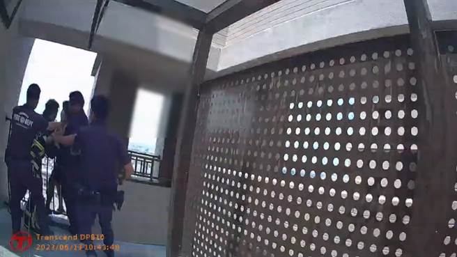 警方趁妇人不注意，赶紧将她抱下来。（警方提供／陈淑娥台中传真）