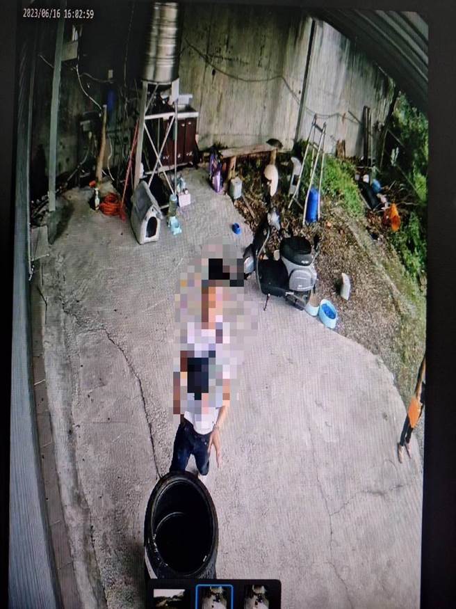 26岁黄姓男子因口角衝突竟然下午2度伙同赖姓友人前往林女住家在其铁门和空地泼洒汽油后点燃，并拍照PO网。（民眾提供／冯惠宜南投传真）