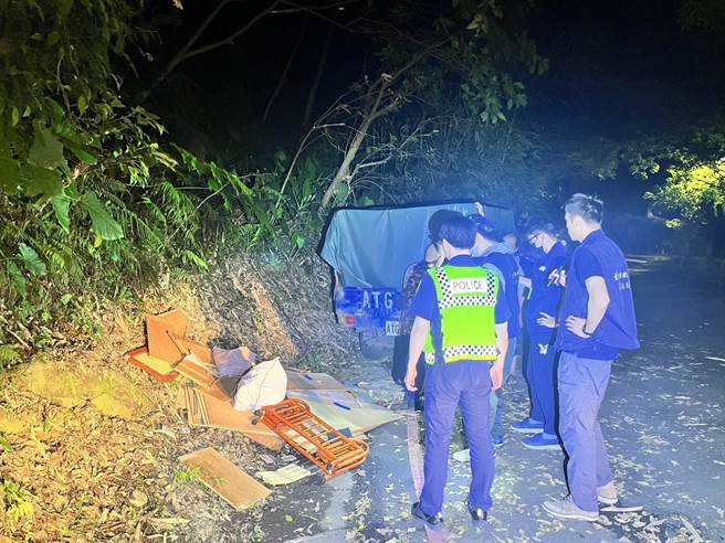 李姓老翁半夜前往富德公墓倒垃圾，当场遭警查获。（警方提供）