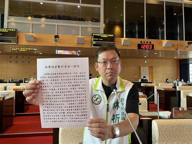台中市议员林祈烽代替性骚案被害人读诵给宝成集团执行长蔡佩君的陈情书。(林欣仪摄)