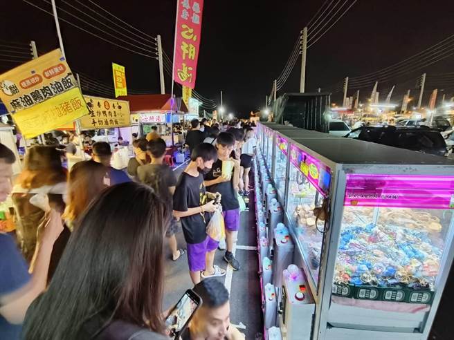 嘉义市湖美夜市昨晚人潮爆满。（廖素慧摄）